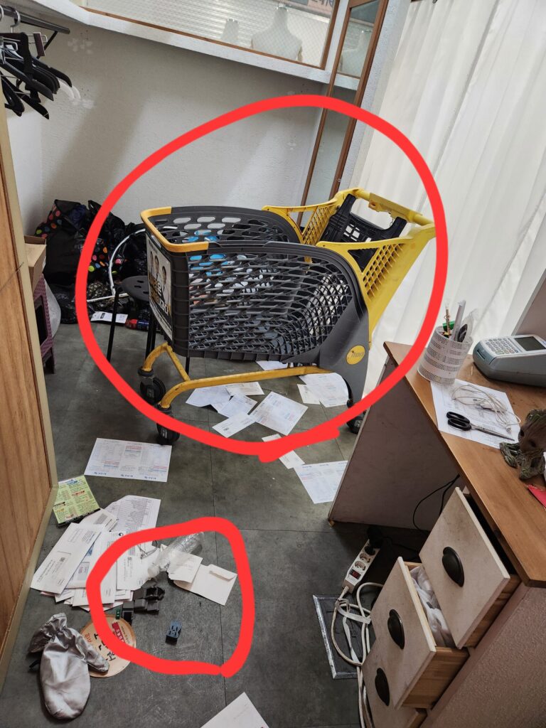 편지봉투가 개봉된 흔적과 파손된 편지지 및 기물
